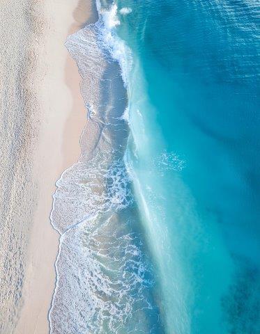 青い海、白い砂浜の空撮写真