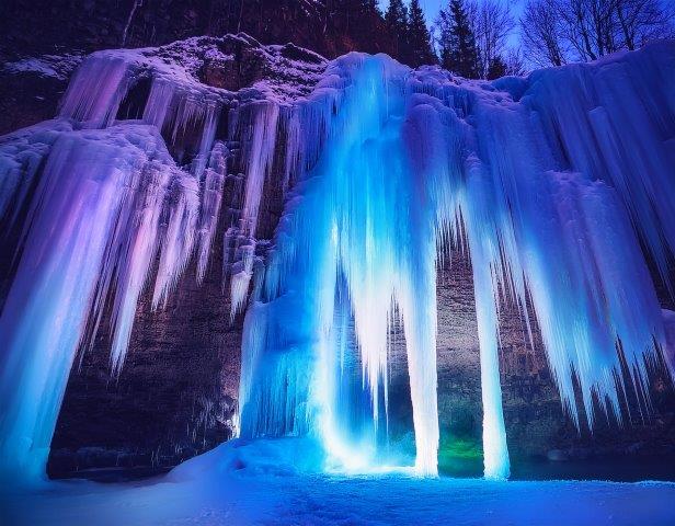 凍結した川、幻想的な氷瀑の写真素材３